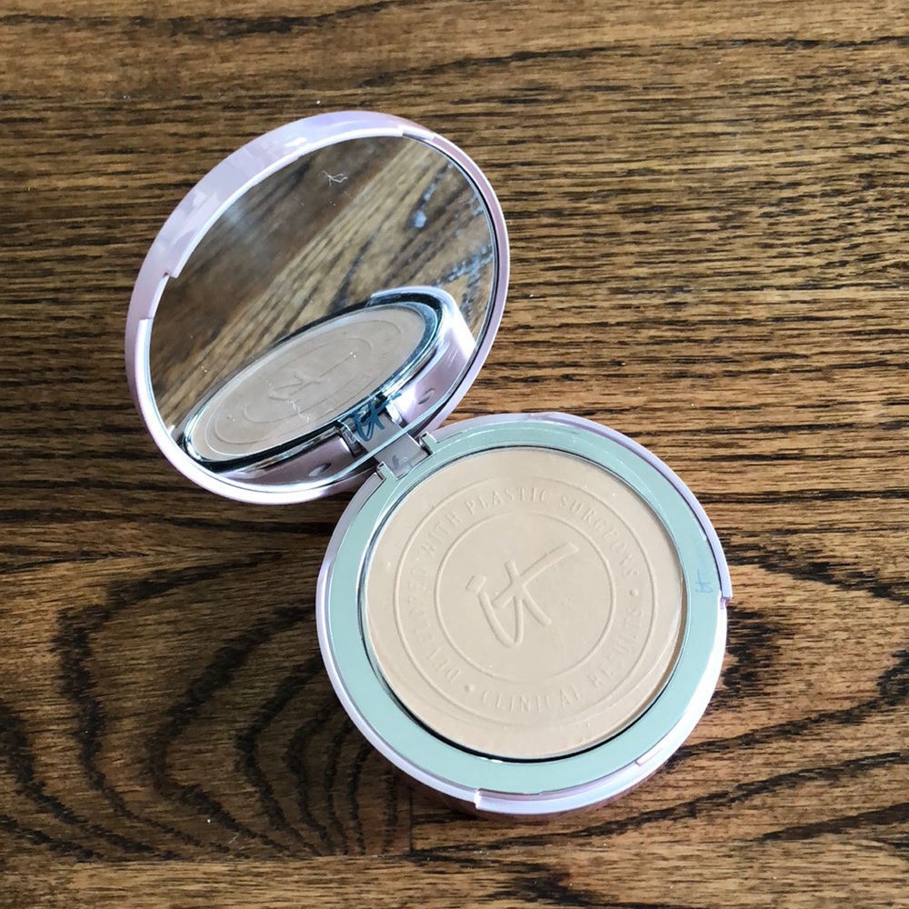 NEW! ✨ IT Cosmetics Medium Tan Airbursh Powder